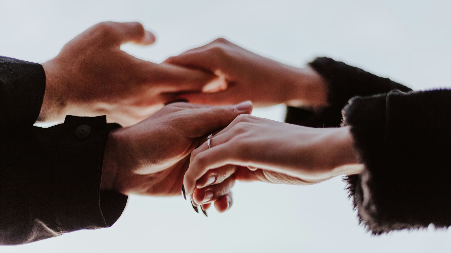 zwei Mensch geben sich die Hände