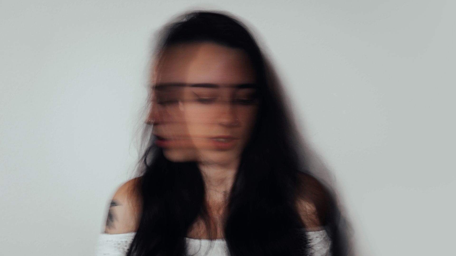 frau in verschwommenen bild