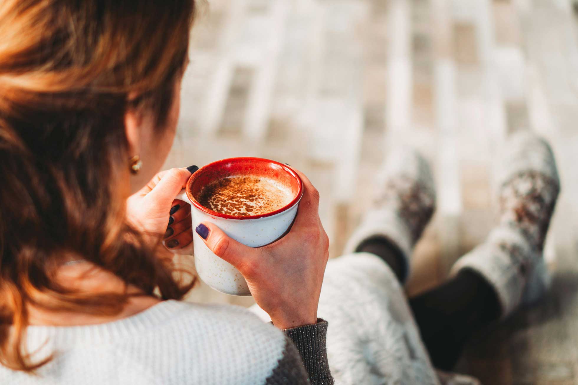 Frau mit Kaffeetasse