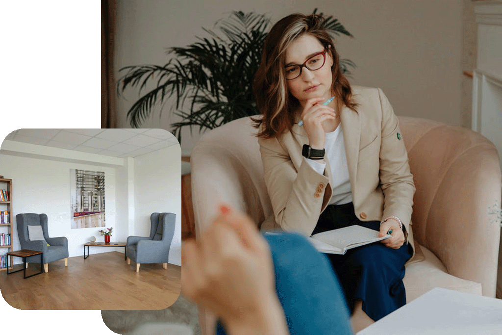 header-coaching-und-busines-coaching Frau mit langem Haar und Brille auf Sessel im Coaching-Gespräch