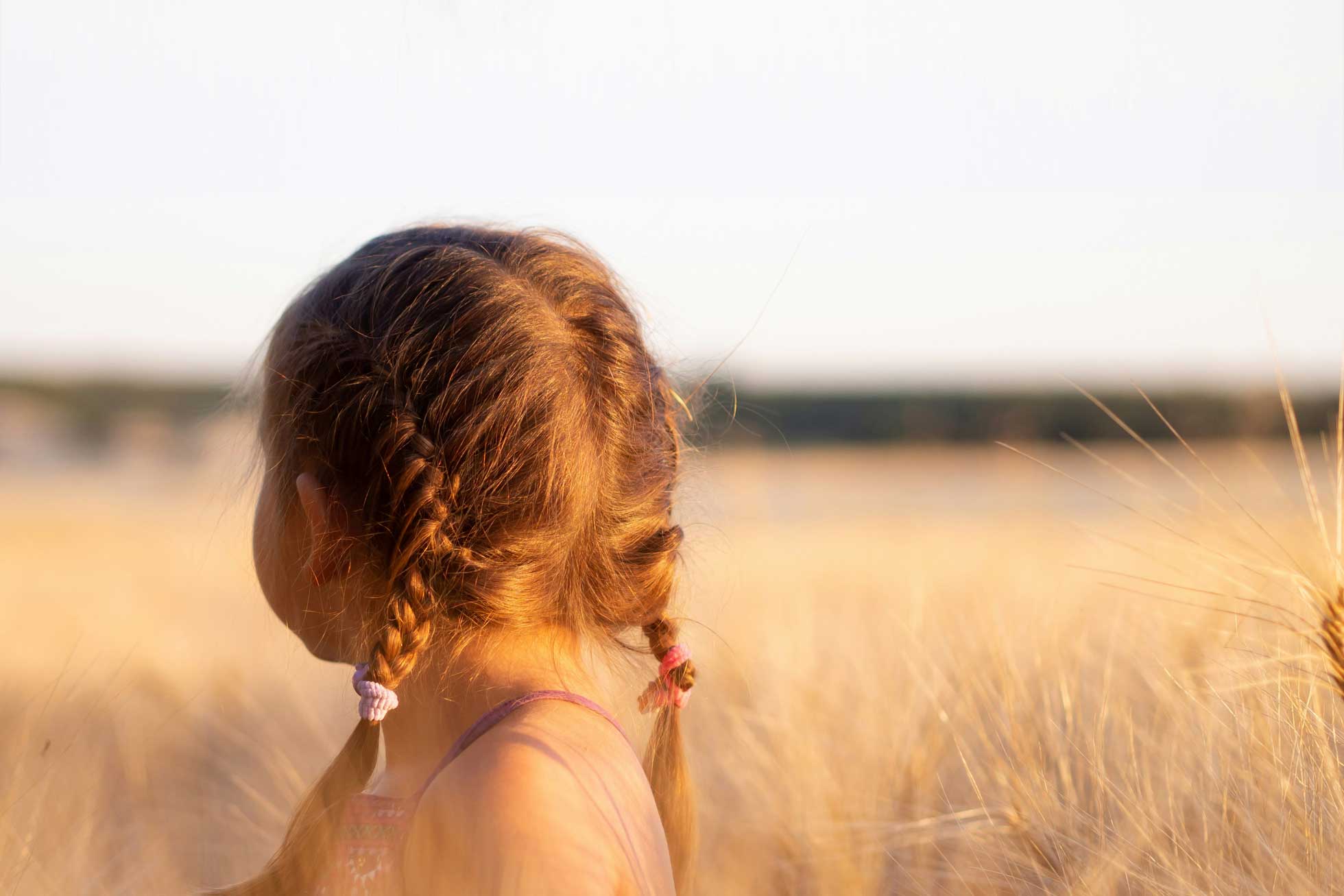 Mädchen mit Zöpfen im Kornfeld